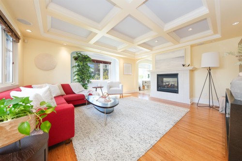 302 12Th Street E, North Vancouver, BC 