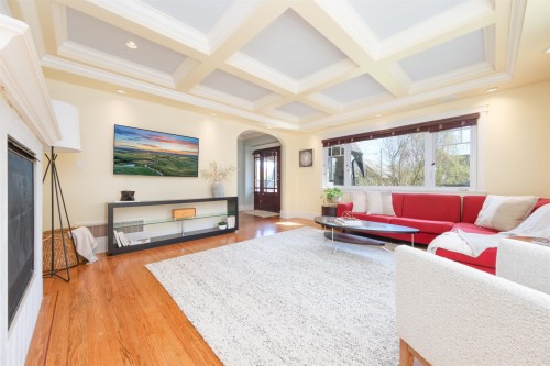 302 12Th Street E, North Vancouver, BC 