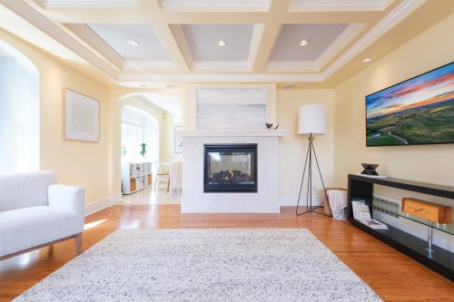 302 12Th Street E, North Vancouver, BC 