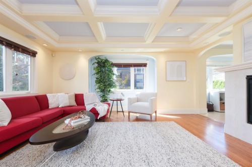 302 12Th Street E, North Vancouver, BC 