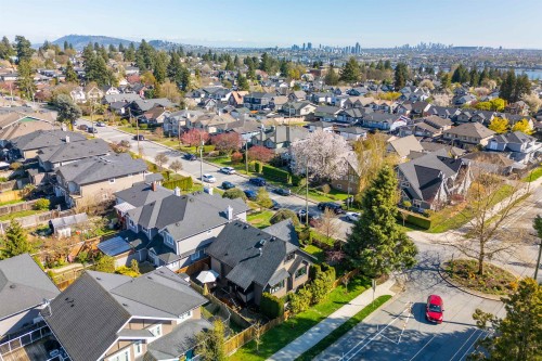 302 12Th Street E, North Vancouver, BC 