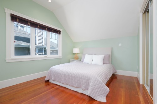 302 12Th Street E, North Vancouver, BC 
