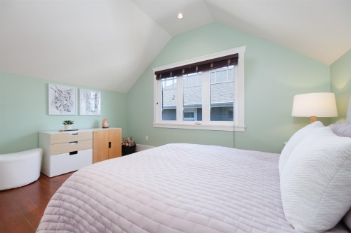 302 12Th Street E, North Vancouver, BC 