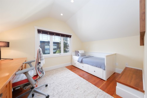 302 12Th Street E, North Vancouver, BC 