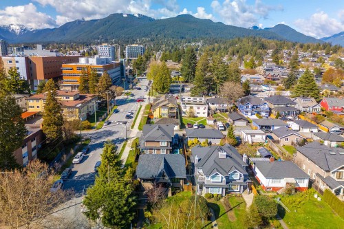 302 12Th Street E, North Vancouver, BC 