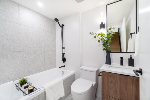 124-1552 3Rd Avenue E, Vancouver, BC 