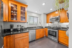 204-1883 10th Avenue E Vancouver, BC V5N 1X8