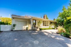 2784 Crescentview Drive  North Vancouver, BC V7R 2V1