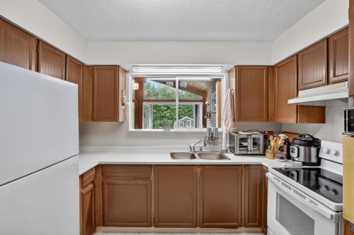 7290 11Th Avenue, Burnaby, BC 