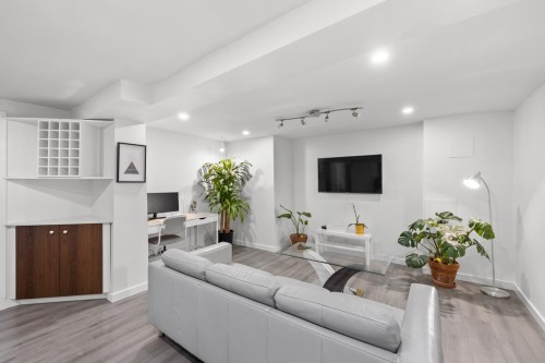 2036 Broadway E, Vancouver, BC 