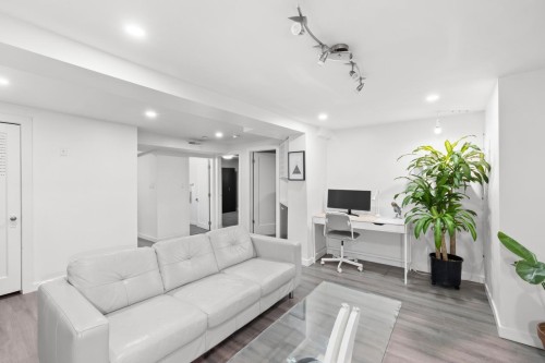 2036 Broadway E, Vancouver, BC 