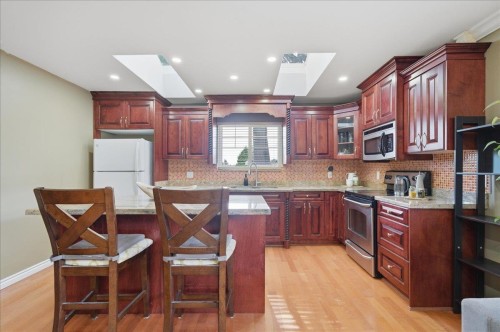 7694 Buller Avenue, Burnaby, BC - Indoor Photo Showing Kitchen