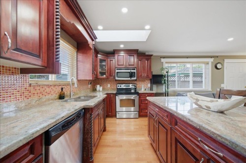 7694 Buller Avenue, Burnaby, BC - Indoor Photo Showing Kitchen With Double Sink With Upgraded Kitchen