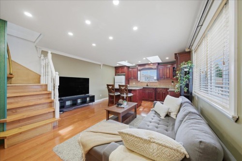 7694 Buller Avenue, Burnaby, BC - Indoor Photo Showing Living Room