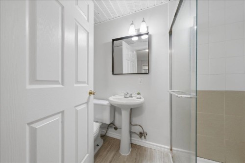7694 Buller Avenue, Burnaby, BC - Indoor Photo Showing Bathroom
