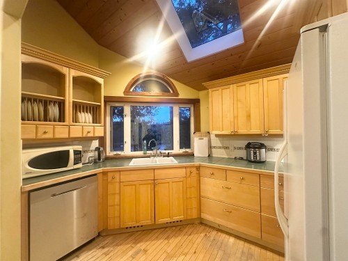 165 Ontario Place, Salt Spring Island, BC 