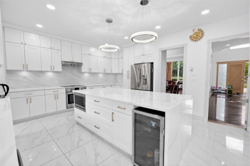 8540 Saunders Road, Richmond, BC - Indoor Photo Showing Kitchen With Upgraded Kitchen