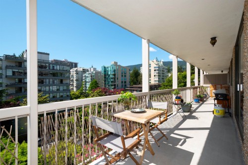 402-1390 Duchess Avenue, West Vancouver, BC 