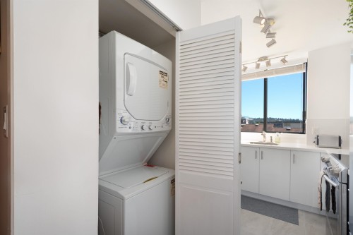 402-1390 Duchess Avenue, West Vancouver, BC 
