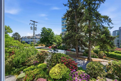 215-1425 Esquimalt Avenue, West Vancouver, BC 
