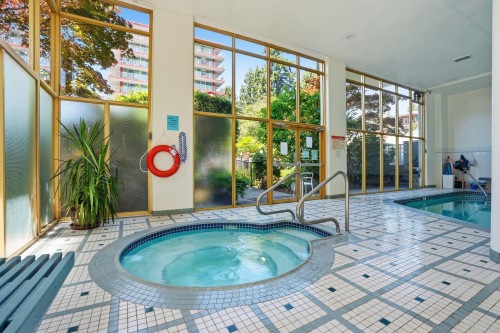215-1425 Esquimalt Avenue, West Vancouver, BC 
