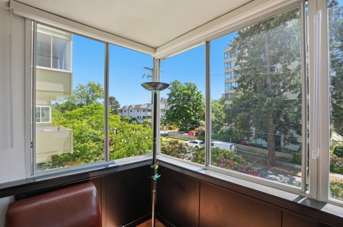 215-1425 Esquimalt Avenue, West Vancouver, BC 