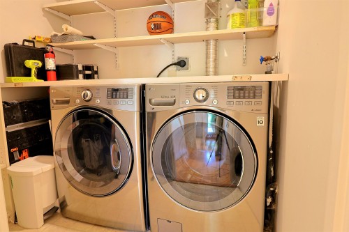 21-1345 4Th Avenue W, Vancouver, BC - Indoor Photo Showing Laundry Room