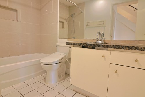21-1345 4Th Avenue W, Vancouver, BC - Indoor Photo Showing Bathroom