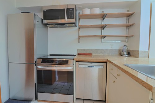 21-1345 4Th Avenue W, Vancouver, BC - Indoor Photo Showing Kitchen
