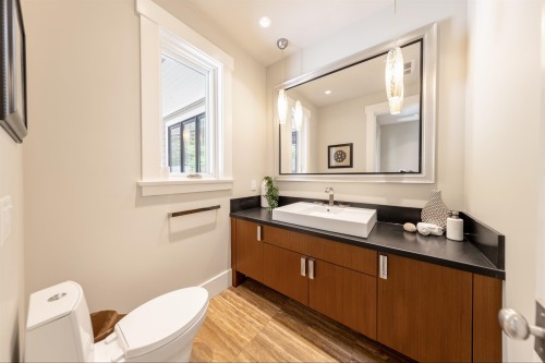 2645 Rosebery Avenue, West Vancouver, BC 