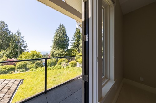 2645 Rosebery Avenue, West Vancouver, BC 