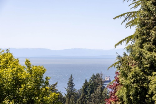 2645 Rosebery Avenue, West Vancouver, BC 
