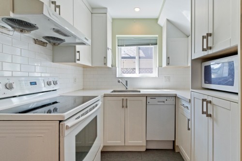 2744 10Th Avenue W, Vancouver, BC 