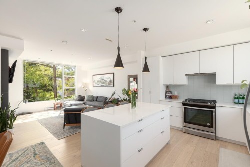 3-38447 Buckley Avenue, Squamish, BC - Indoor Photo Showing Kitchen With Upgraded Kitchen