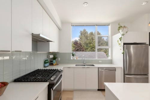 3-38447 Buckley Avenue, Squamish, BC - Indoor Photo Showing Kitchen With Double Sink With Upgraded Kitchen