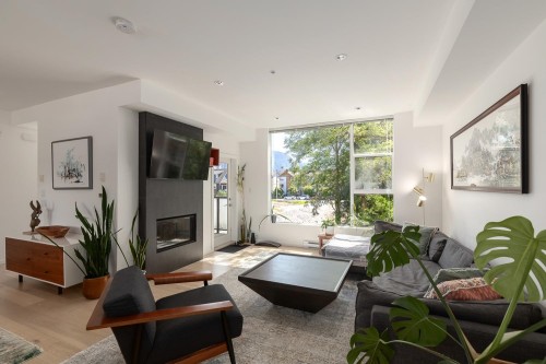 3-38447 Buckley Avenue, Squamish, BC - Indoor Photo Showing Living Room With Fireplace