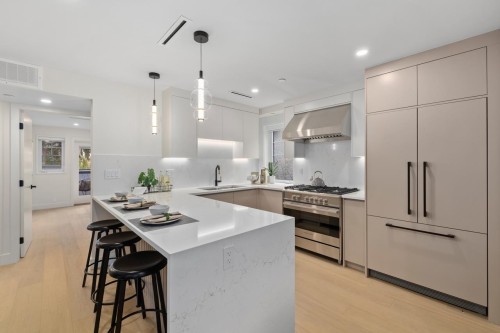 2438 49Th Avenue W, Vancouver, BC 