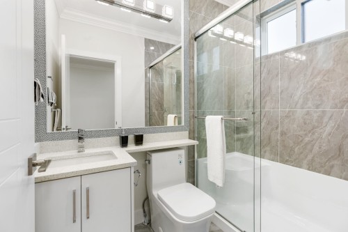 2-8464 15Th Avenue, Burnaby, BC 