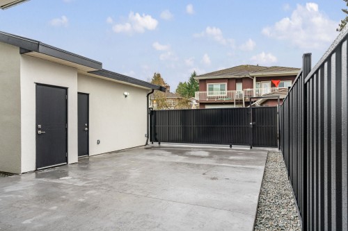 2-8464 15Th Avenue, Burnaby, BC 