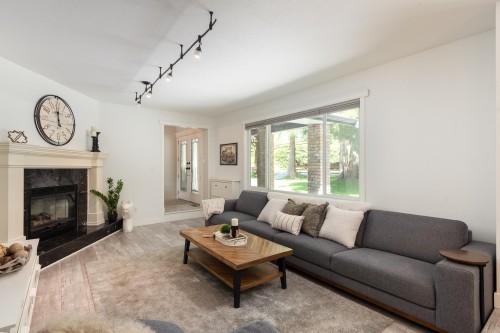 27454 110 Avenue, Maple Ridge, BC - Indoor Photo Showing Living Room With Fireplace