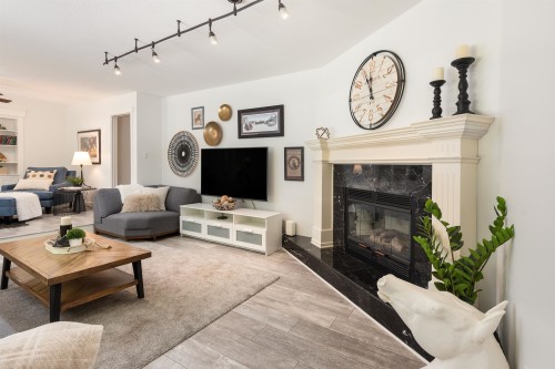 27454 110 Avenue, Maple Ridge, BC - Indoor Photo Showing Living Room With Fireplace