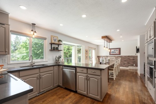 27454 110 Avenue, Maple Ridge, BC - Indoor Photo Showing Kitchen With Double Sink With Upgraded Kitchen