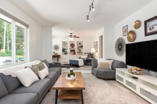 27454 110 Avenue, Maple Ridge, BC - Indoor Photo Showing Living Room
