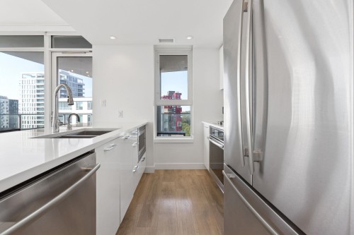 2107-8538 River District Crossing, Vancouver, BC - Indoor Photo Showing Kitchen With Upgraded Kitchen