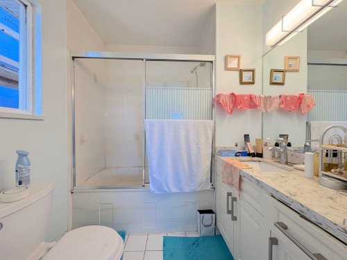 4156 Cambridge Street, Burnaby, BC - Indoor Photo Showing Bathroom
