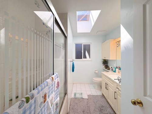 4156 Cambridge Street, Burnaby, BC - Indoor Photo Showing Bathroom