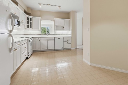226-3098 Guildford Way, Coquitlam, BC - Indoor Photo Showing Kitchen