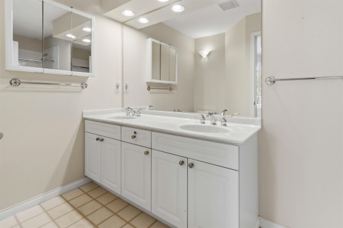 226-3098 Guildford Way, Coquitlam, BC - Indoor Photo Showing Bathroom