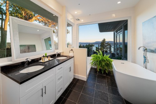 356 East West Road, Mayne Island, BC 
