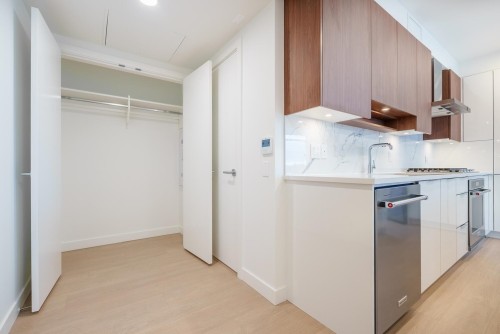 204-7683 Park Crescent, Burnaby, BC 
